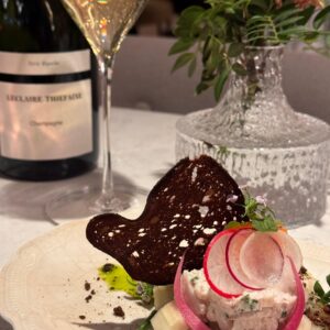 Pre-Show Dinner ravintola Minnessä 1,5 tuntia ennen illan esityksen alkua - huhtikuu